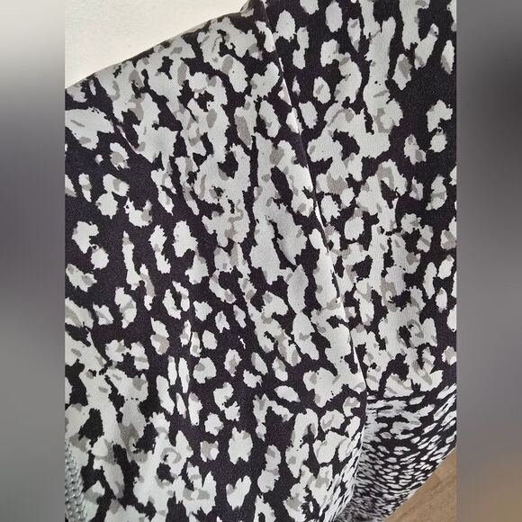 Varley Blue And Black Animal Print Leggings 25" Inseam Size Small - Picture 8 of 9
